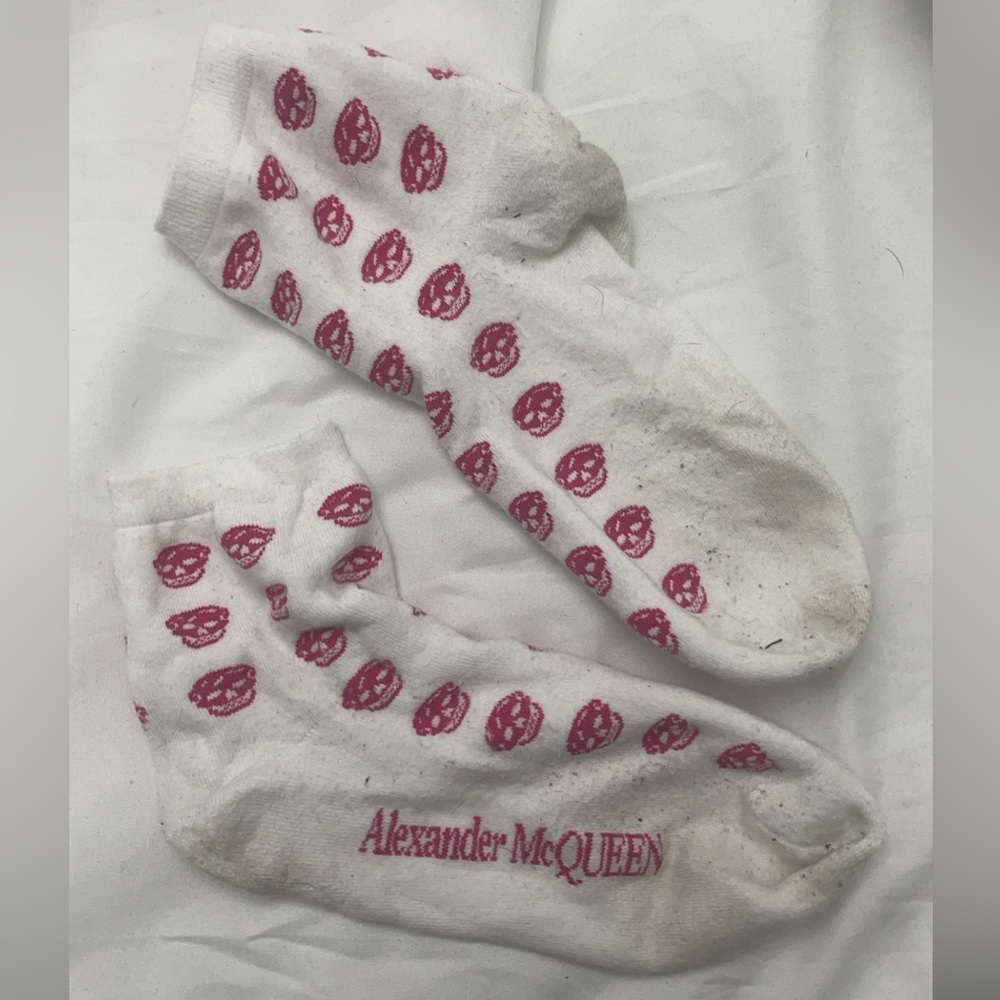Alexander McQueen white with hot pink skull socks